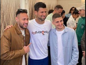 VIDEO: Novak Djokovic realiza dominadas con Neymar y Verratti previo a debut en Montecarlo 