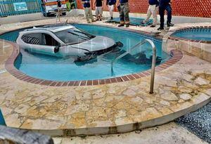 Auto termina en una piscina tras accidente en Cabo Rojo