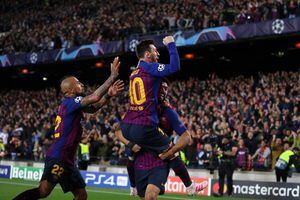 Vidal fue el obrero y Messi el "maestro" en la goleada que pone a Barcelona con un pie en la final de la Champions