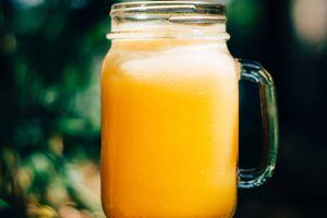Desintoxica tu cuerpo del exceso del fin de semana con este jugo de piña y limón