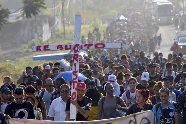 Más de 2.000 migrantes marchan en caravana hacia El Paso