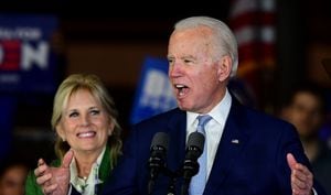 Joe Biden se hizo viral en redes sociales por un tierno gesto hacia su esposa