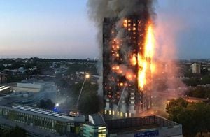 Testigos del devastador incendio en la Torre Grenfell de Londres: “Lanzaban a sus hijos por las ventanas para salvarlos”
