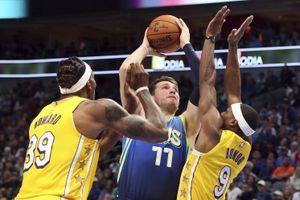 Lakers lideran ante unos frustrados Mavericks
