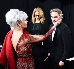 Oscar 2020: Jane Fonda entregó el premio a mejor película con el abrigo que ha usado cuando la han arrestado por protestar