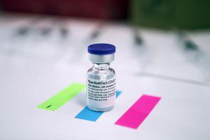 FDA concede aprobación total a la vacuna de Pfizer contra el Covid-19