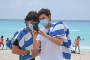 Viajan 500 estudiantes a Cancún y detectan 30 casos positivos