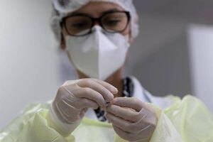 Alistan un millón de dosis de posible vacuna contra el coronavirus