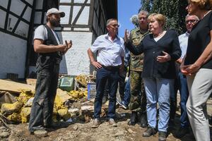 Merkel visita las zonas devastadas por las inundaciones en Schuld