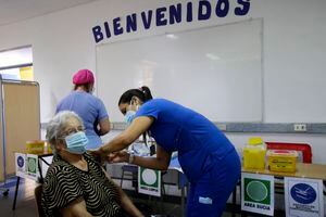 Análisis de expertos a la meta oficial de vacunar contra el coronavirus a cinco millones de personas en dos meses