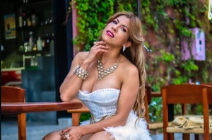 La cantante guatemalteca, Cynthia Arana reta la censura  al posar en lencería transparente