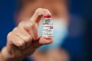 Efectividad de la vacuna Pfizer disminuye más rápido que la de AstraZeneca