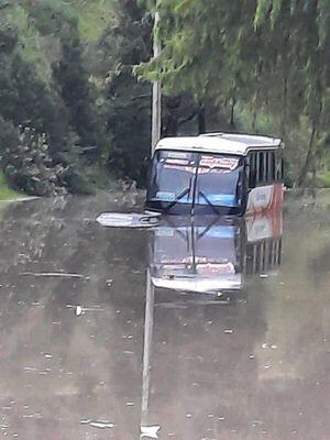 Vehículos atrapados y suspensión de electricidad por inundaciones en el sector El Descanso, en Cuenca