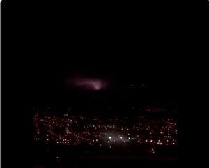 Redes sociales alarmadas por destellos de luz en el cielo durante sismos en Quito