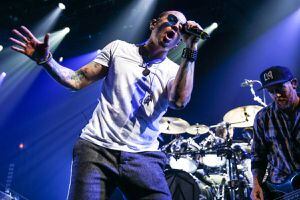 Mike Shinoda confirma suicidio de vocalista de Linkin Park