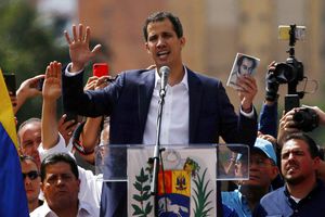 Guaidó se autoproclama "presidente encargado de Venezuela" en medio de una jornada de masivas protestas contra Maduro