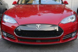 Las cámaras de un Tesla Model 3 en modo centinela captaron in fraganti a un hombre que estaba rayando el vehículo