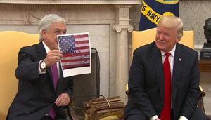 Collage al estilo homenaje Miguel Bosé: Piñera le mostró particular bandera de Chile a Trump