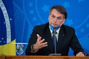Bolsonaro lamenta 200.000 muertos por covid, pero dice que "la vida sigue"