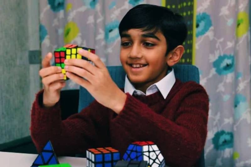 Niño de 11 años sorprende al superar a Albert Einstein y Stephen Hawking en coeficiente intelectual