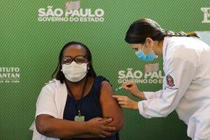 Duas vezes mais brancos do que negros são vacinados contra a Covid-19 no Brasil
