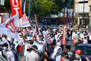 Gremios de trabajadores y estudiantes protestan en Quito, Guayaquil y Cuenca contra las medidas económicas y la Ley Humanitaria