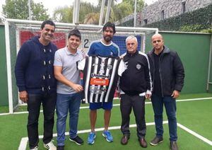 Completamente loco: Sebastián Abreu ficha por un nuevo club y ya suma 30 equipos en su carrera