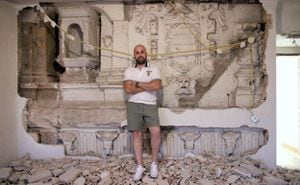 Homem derruba parede de gesso em casa e encontra fachada renascentista do século XVI