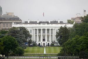 Mascarillas regresan a la Casa Blanca tras repunte de COVID
