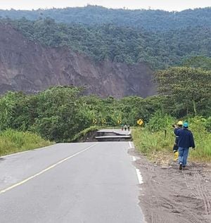 Colapsó parte de la vía Quito- Lago Agrio por la erosión regresiva del Río Coca