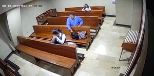 VIDEO. Ladrón roba a una mujer en una iglesia y se persigna antes de huir