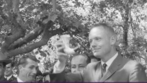 Neil Armstrong en Chile: Fue a un partido de Colo Colo y tomó chicha en cacho