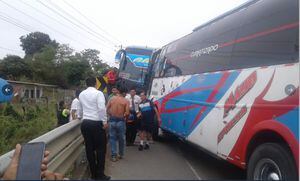 Ocho personas heridas tras choque frontal entre dos buses de pasajeros