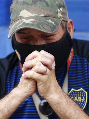 Argentina llora en las calles el deceso de Maradona: "Se nos murió la mitad de la vida"