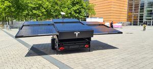 Tesla exhibió un remolque con paneles solares y unidades de Starlink