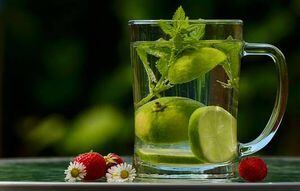 Nueve increíbles beneficios de tomar agua tibia con limón en ayunas
