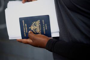 Presidente emite decreto que exige visa a haitianos y que evita que otros extranjeros se queden trabajando si ingresan como turistas