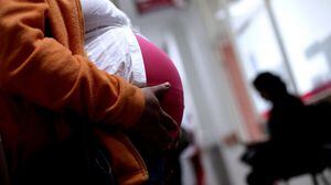 Embarazada de alto riesgo es condenada a reclusión nocturna por no acudir como vocal en primarias