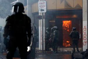 Violencia, saqueos y vandalismo forzaron cierre del Metro y se tomaron otra vez el centro de Santiago