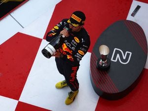 “Es injusto, pero ok”, la queja de Checo Pérez tras ceder el primer lugar a Verstappen 