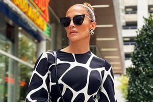 Jennifer Lopez nos enseña a llevar pantalones blancos sin miedo a las celulitis