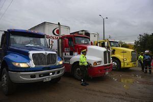 Cundinamarca pide a Bogotá restringir vehículos de carga por la calle 13