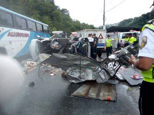 Cuatro fallecidos y cinco heridos tras accidente de tránsito en la vía Alóag- Santo Domingo, sector de la parroquia Alluriquín