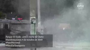 Paro nacional: Manifestantes prenden fuego a vehículo policial en Quito