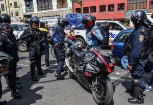 Policías auxiliares bajan a la fuerza a motociclista de su vehículo