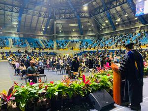 UPR Arecibo celebra graduación presencial otorgando 620 grados