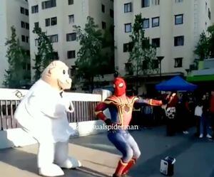 Esperábamos este video con la vida: la épica batalla entre el Estúpido y Sensual Spiderman y el Dr. Simi que tiene de cabeza a las redes sociales