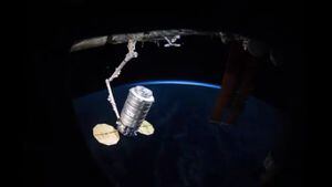 Vídeo da NASA mostra momento exato em que nave cargueira se conecta à Estação Espacial Internacional
