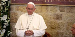 Vaticano pide explicaciones a Instagram tras like de cuenta del papa Francisco a foto de modelo en bikini