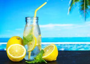 Te explicamos cómo adelgazar tomando agua de limón